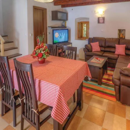 Two-bedroom Holiday In Trstenik *
